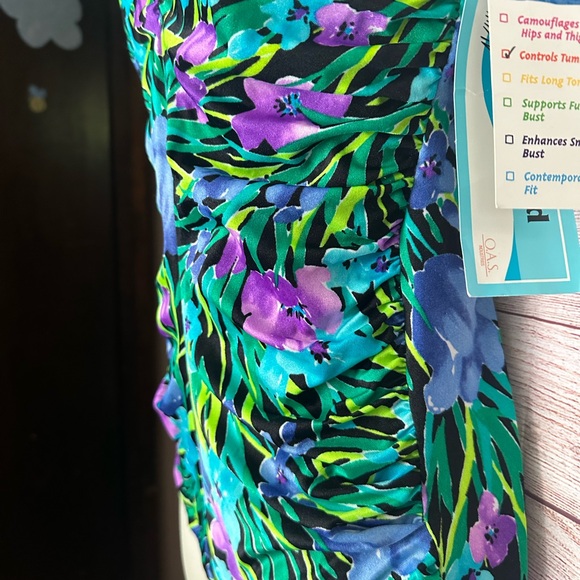 Tropical print swimsuit - Picture 5 of 9